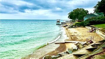 Beach nearby, sun-loungers, beach towels