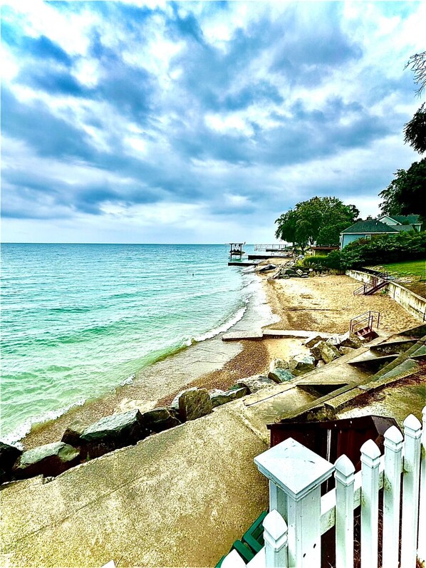 Ranta lähistöllä, aurinkotuoleja, rantapyyhkeitä