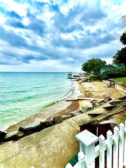 Lakeside Paradise! A charming blend of cozy comfort and beachfront bliss!