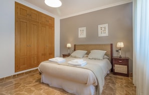 8 bedrooms, free WiFi, bed sheets