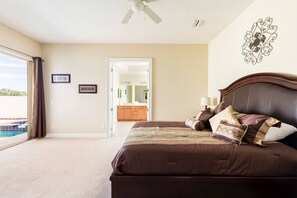 4 habitaciones, escritorio y tabla de planchar con plancha 