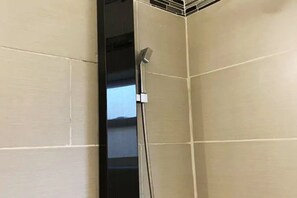 Haartrockner, Handtücher, Seife, Shampoo