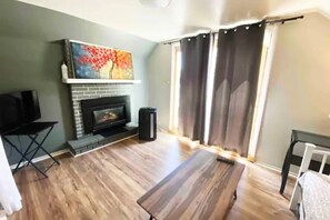 TV, fireplace - Getaway at Red Rock ✦ Best COS Area❣ (Colorado Springs)
