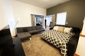 TV, fireplace - Getaway at Red Rock ✦ Best COS Area❣ (Colorado Springs)