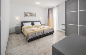 2 chambres, coffres-forts dans les chambres, lit parapluie