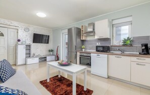 ثلاجة، فرن، موقد طهي مسطح، غسالة أطباق