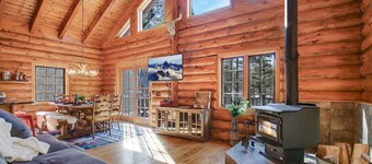 LodgeLife Springbrook - Unwind in Nature Lux Log Cabin in the Heart of Adventure