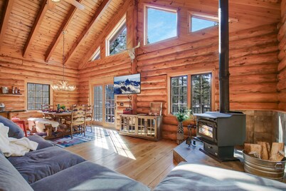 LodgeLife Springbrook - Unwind in Nature Lux Log Cabin in the Heart of Adventure