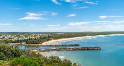 Retro pet-friendly cottage near beach, river & RSL with air-con, comfortable interiors