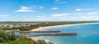 Retro pet-friendly cottage near beach, river & RSL with air-con, comfortable interiors