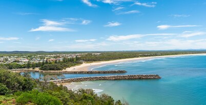 Retro pet-friendly cottage near beach, river & RSL with air-con, comfortable interiors