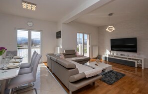 TV, caminetto, tavolo da calcetto, tavolo da ping pong