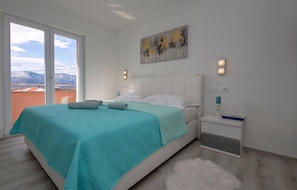 5 bedrooms, in-room safe, travel crib, free WiFi - Lovely home in Prolozac donji (Prolozac donji)