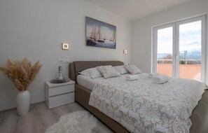 5 bedrooms, in-room safe, travel cot, free WiFi