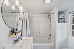 Combined shower/tub, hair dryer, towels, toilet paper - Wonderland Cottage Cleveland near Lee University/OCI BEST LOCATION Amazing (Cleveland)