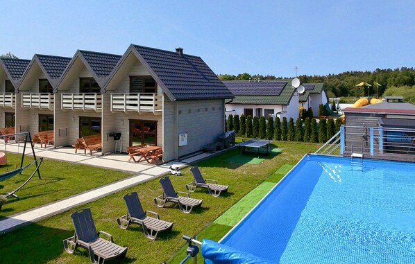 Un hôtel comprenant plusieurs bâtiments, une piscine et des espaces de détente en plein air.
