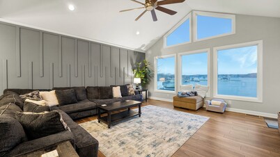 Kayaks~ Hot Tub~Steps from the Lake~Massive House, Game Room-Centrally Located