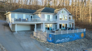 Exterior - Kayaks~ Hot Tub~Steps from the Lake~Massive House, Game Room-Centrally Located (Lake Ozark)