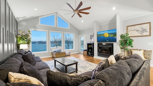 Kayaks~ Hot Tub~Steps from the Lake~Massive House, Game Room-Centrally Located