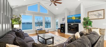 Kayaks~ Hot Tub~Steps from the Lake~Massive House, Game Room-Centrally Located