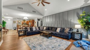 Tv, eldstad, bordsfotboll och ett bordtennisbord