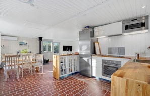 Køleskab, kogeplade, opvaskemaskine, kaffe-/temaskine