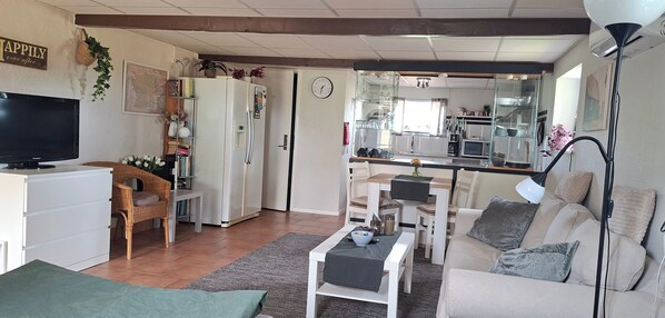 TV, stereo - 1 Bed Flat - Sleeps 3 - Pets - Parking - Wifi (Tollarp)