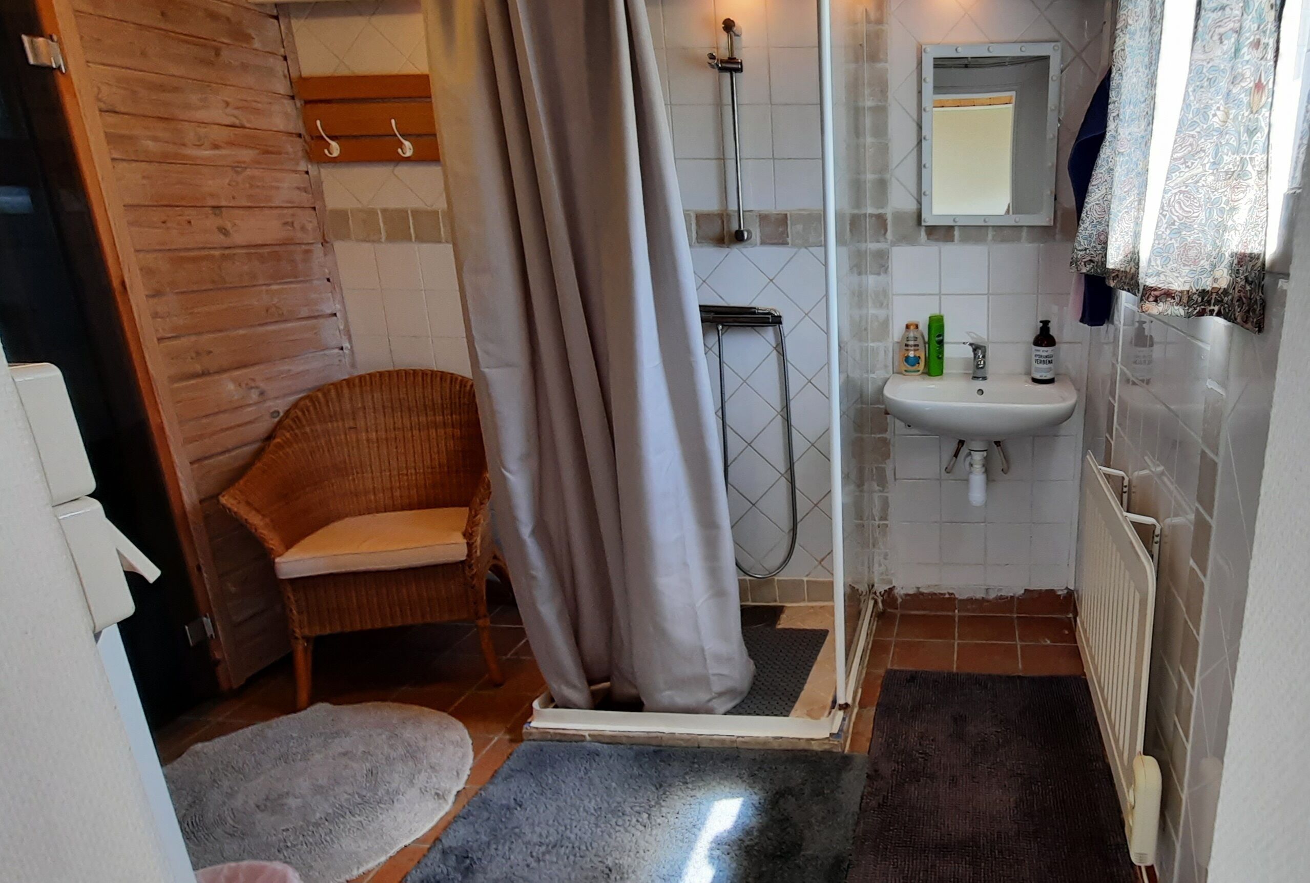 Regadera, secadora de cabello, toallas 