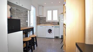 Réfrigérateur, plaque de cuisson, cafetière/bouilloire