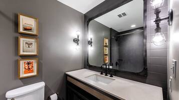 Haartrockner, Bidet, Handtücher, Seife