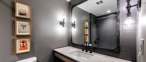 Asciugacapelli, bidet, asciugamani, sapone