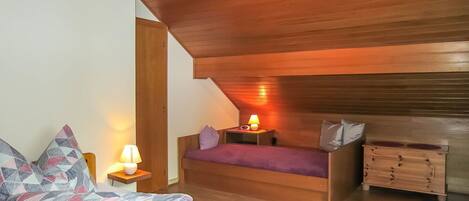 1 bedroom, travel cot, free WiFi