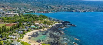 Manta Ray Manor - Oceanfront Gated Community, short walk to beach and town.
