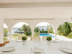 Outdoor dining - Stunning private villa for 16 guests with private pool, A/C, WIFI, TV, patio and pets allowed (Empuriabrava)
