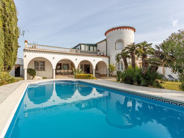 Pool - Stunning private villa for 16 guests with private pool, A/C, WIFI, TV, patio and pets allowed (Empuriabrava)