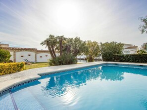 Pool - Stunning private villa for 16 guests with private pool, A/C, WIFI, TV, patio and pets allowed (Empuriabrava)