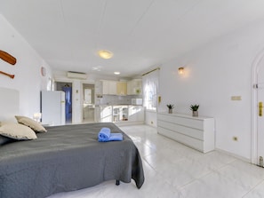 8 slaapkamers, een strijkplank/strijkijzer, reisbedje, gratis wifi