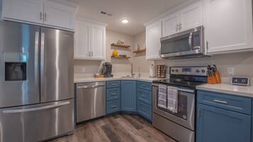 Réfrigérateur, four à micro-ondes, un four, surface de cuisson