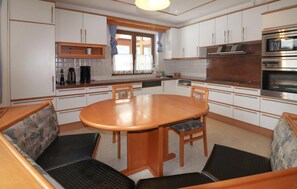 Refrigerador, parrilla de estufa, lavavajillas y cafetera y tetera