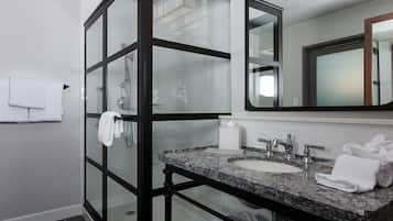 Hårtork, bidé, handdukar och tvål