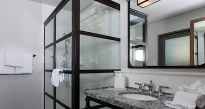 San Diego CA | Gaslamp Eats & Bay Breezes | Pool + Gym