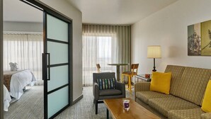 Living area - San Diego CA | Gaslamp Eats & Bay Breezes | Pool + Gym (San Diego)