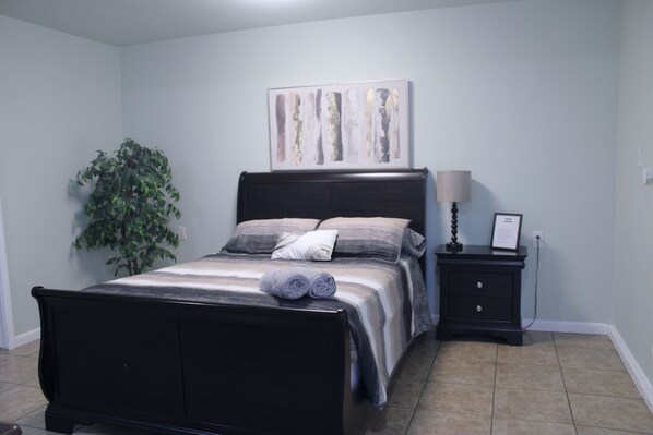 1 bedroom, iron/ironing board, free WiFi, bed sheets - Spacious Modern Studio with a private entrance nearby Sequoia N Park (Tulare)