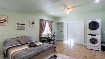 1 habitación, tabla de planchar con plancha, wifi gratis y ropa de cama