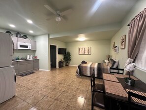 Interior - Spacious Modern Studio with a private entrance nearby Sequoia N Park (Tulare)