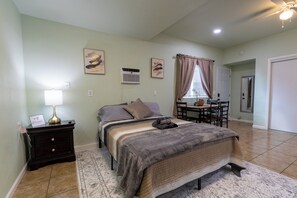 1 chambre, fer et planche à repasser, Wi-Fi gratuit, draps fournis