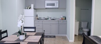 Spacious Modern Studio with a private entrance nearby Sequoia N Park