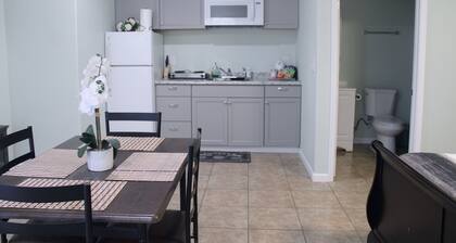 Spacious Modern Studio with a private entrance nearby Sequoia N Park