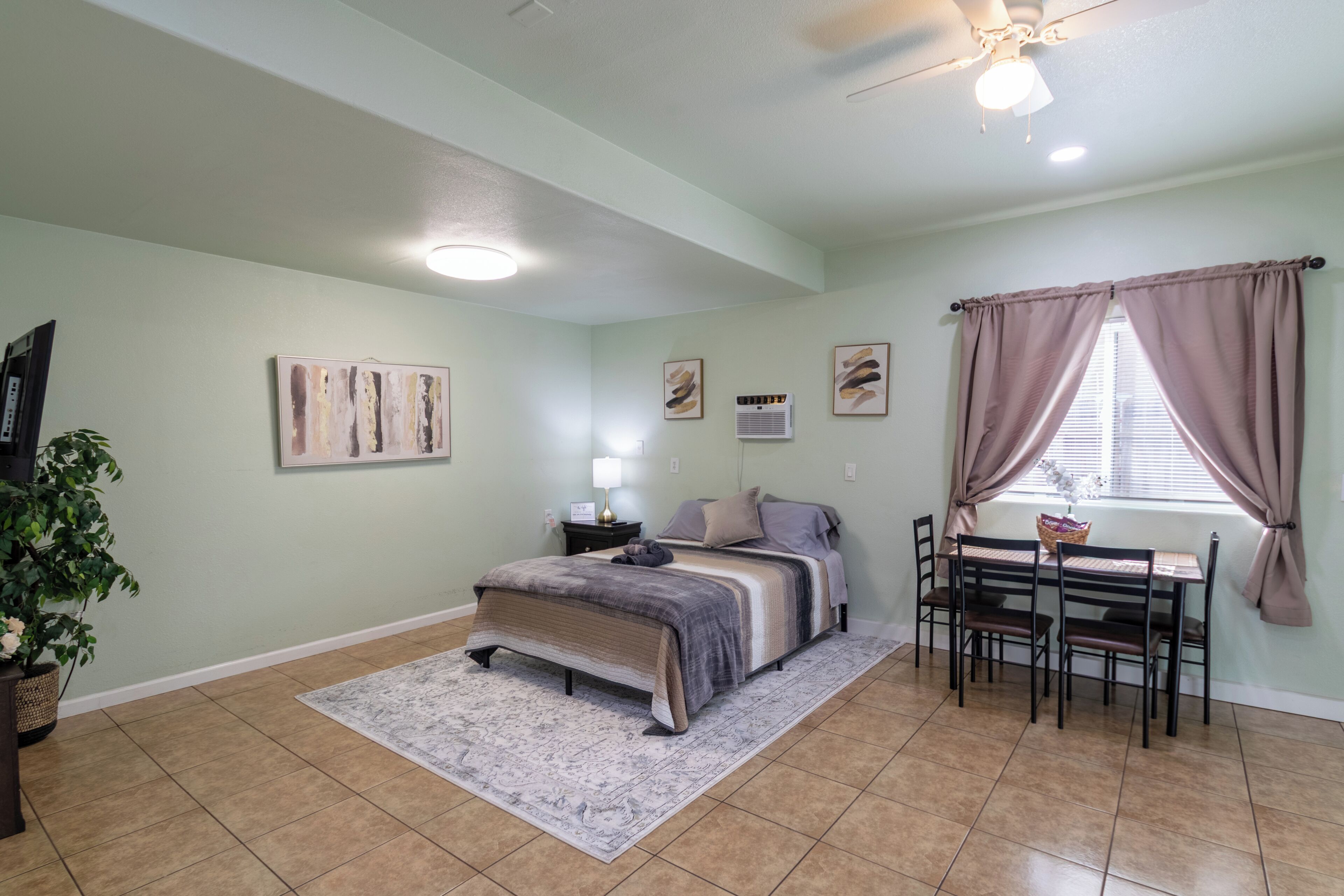 1 habitación, tabla de planchar con plancha, wifi gratis y ropa de cama 