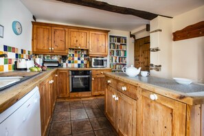 Réfrigérateur, four à micro-ondes, un four, lave-vaisselle